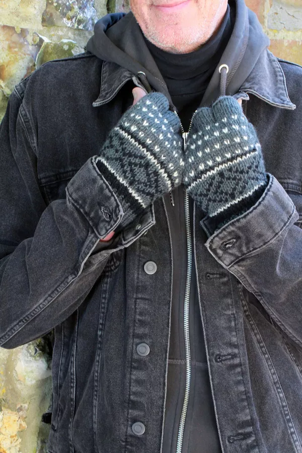 Men's Tromso Fingerless Gloves Charcoal - Image 2