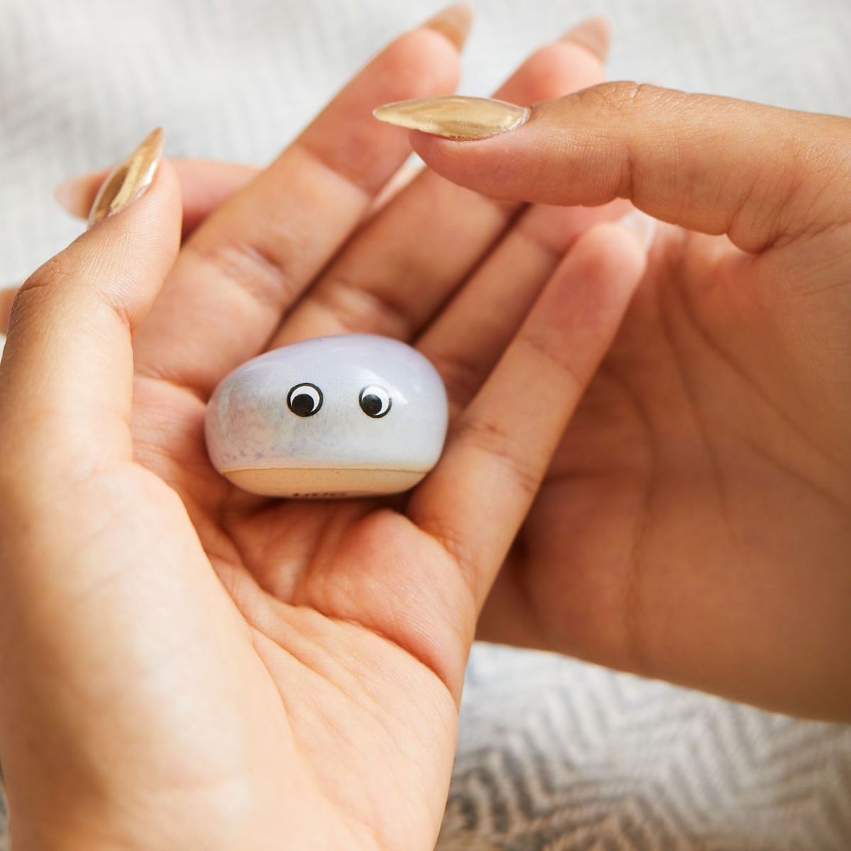 Hug Positivity Pebble - Lilac - Image 3