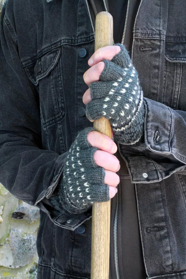 Men's Tromso Fingerless Gloves Charcoal - Image 4